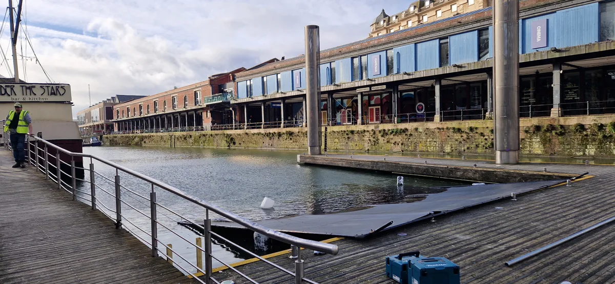 Submersible projection screen installation