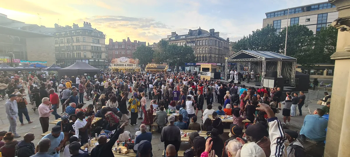 Mobile trailer stage